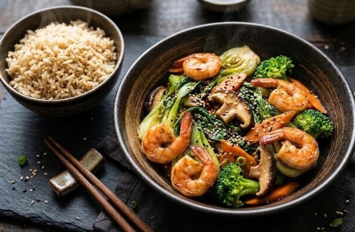 Bok choy y brócoli salteados con langostinos, setas y sésamo