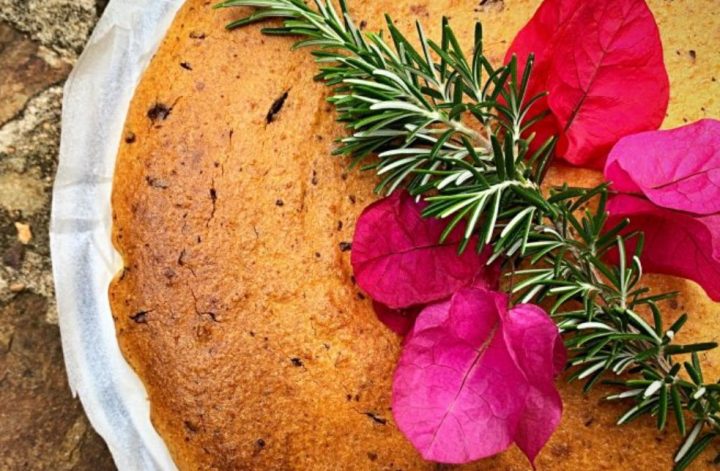 Cake de naranja y chocolate decorado con romero y flores