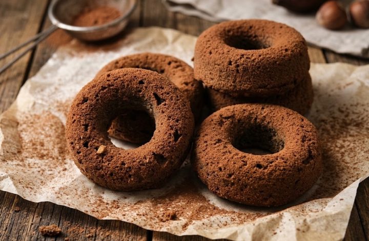 Mini donuts de chocolate espolvoreados con cacao