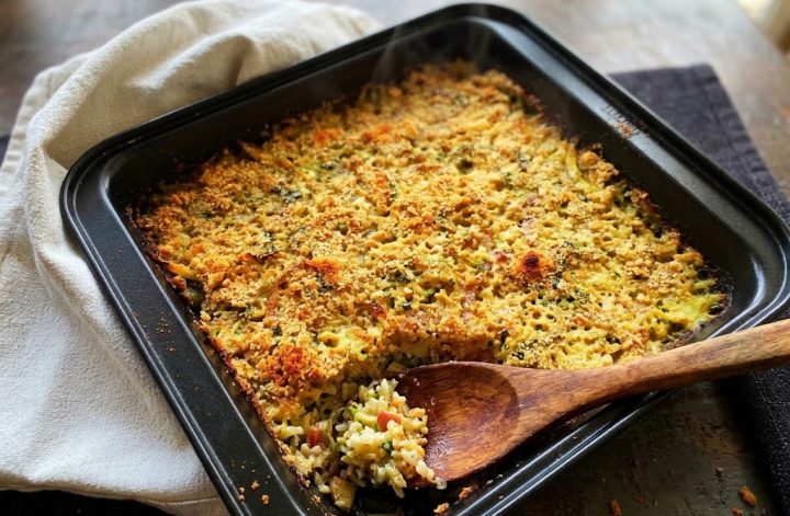 Gratín de arroz con verduras y manzana en bandeja de horno
