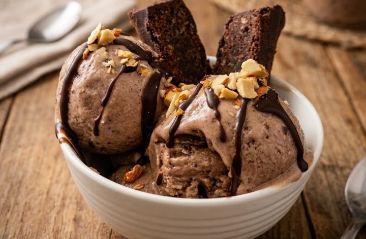 Helado de plátano, almendra y chocolate en bol con chocolate fundido