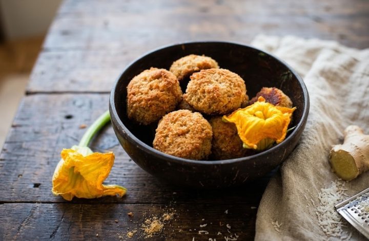 Macarrons de coco y jengibre en un bol de coco