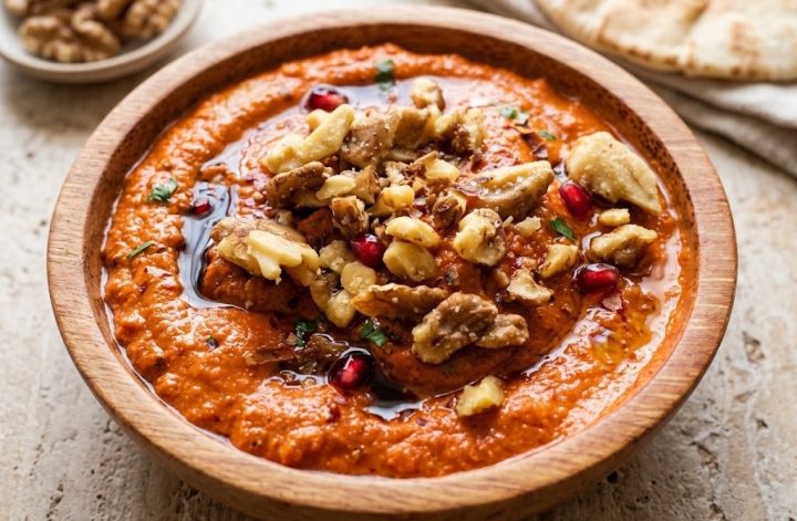 Muhammara de pimiento rojo asado y nueces en bol de madera