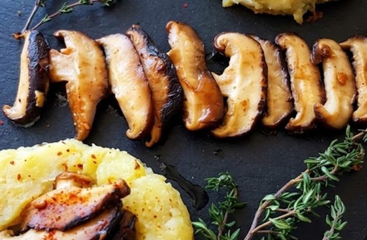 Nidos de patata con huevo y setas shiitake salteadas