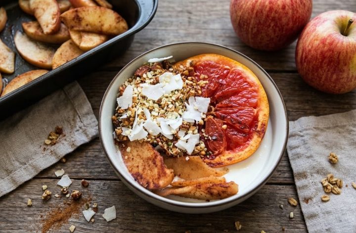 Pomelo rosa y manzana gratinados con canela sobre yogur