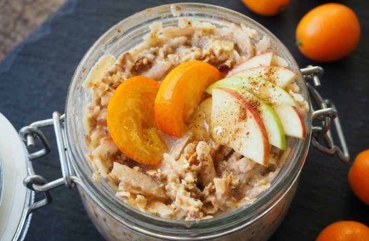 Porridge de avena en tarro con naranja, manzana y canela