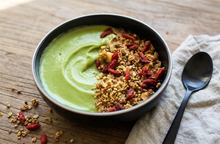 Smoothie bowl de aguacate y matcha con granola y bayas de goji