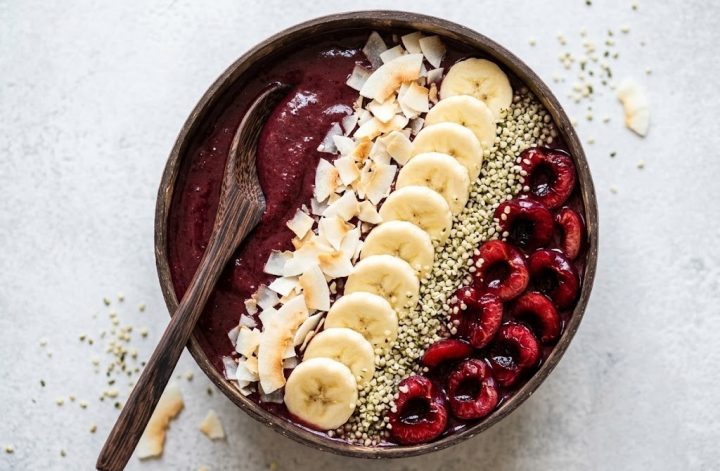 Smoothie bowl de cerezas y arándanos con plátano, cáñamo y coco