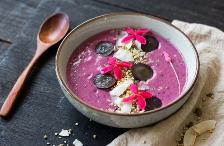 Smoothie bowl de uvas negras con coco y semillas