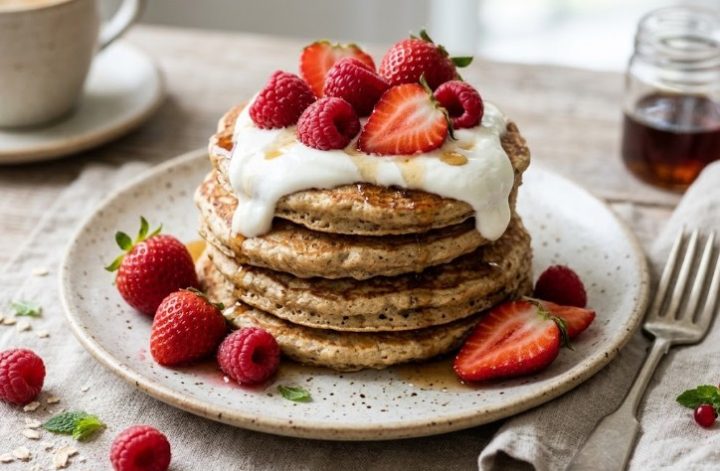 Tortitas con yogur, fresas y frambuesas