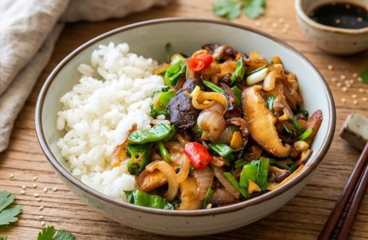Bol de verduras salteadas estilo oriental con setas y arroz